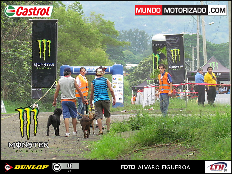 Mitch sacando a la gente de los perros. Peligroso con la vuelta en U del circuito.