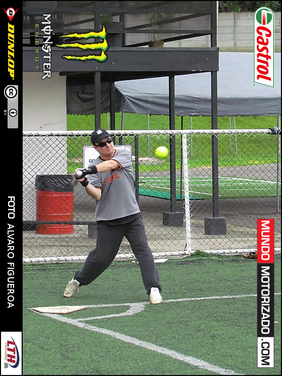 Hay que explicar esta un poco. El especial de desamparados fue en la Villa Olímpica, donde se estaban jugando dos partidos de soft ball al mismo tiempo. Supuestamente se iban a correr dos veces seguidas, pero nos tocó esperar su rato a que los jugadores de soft ball, encerrados en la cancha, salían luego de su partido :þ.