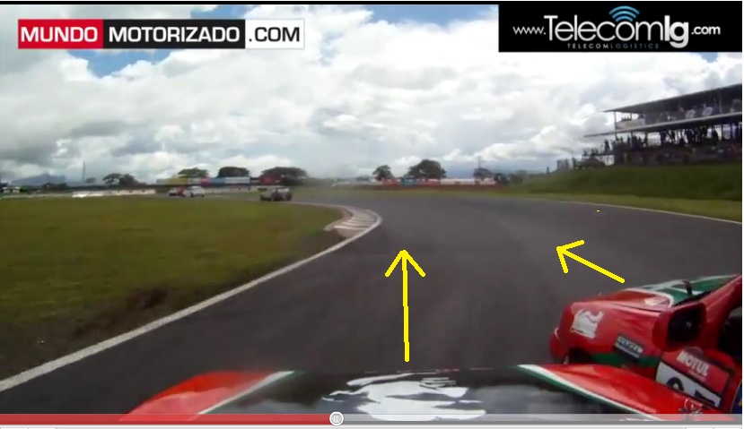 en esta imagen se ve claramente la linea de carrera de cada auto, el CRX en la linea correcta, el otro auto totalmente perdido en su linea.