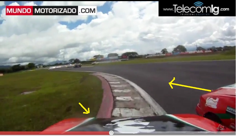 en esta siguiente imagen se ve claramente que el CRX trata por todos los medio de no tocar el otro auto.