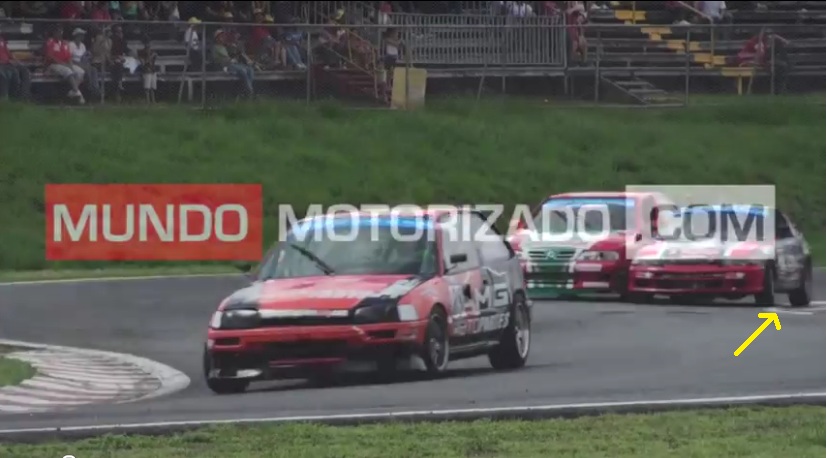 en esta foto se ve claramente el CRX en su linea y el otro auto encima de el.