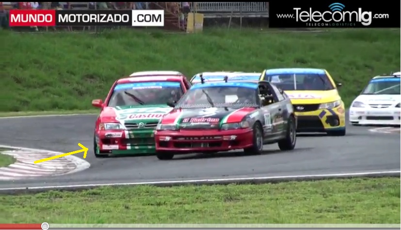 este es el segundo contacto, en donde las llantas delanteras del Primera se ven doblando hacia adentro y claramente toca por segunfa vez al CRX.