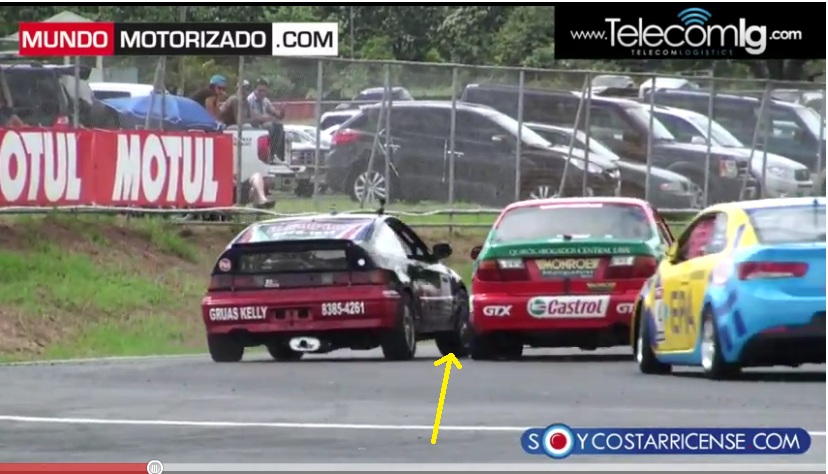 en esta otra imagen,se ve en donde el CRX sale abierto en la curva de salida de las eses, y el motivo de salir abierto es por la correccion que tuvo que hacer por el segundo golpe anterior del Primera al CRX.