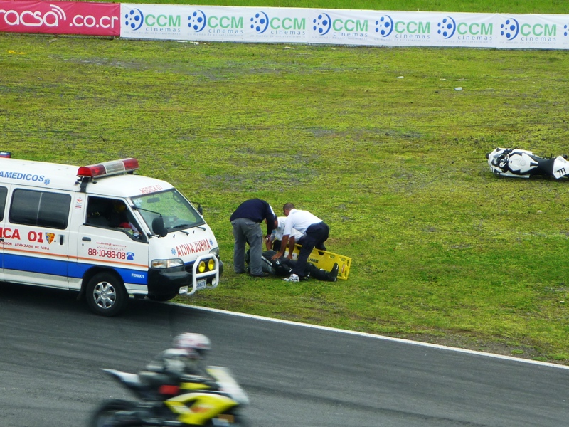 ojo, el socorrista en el medio, hasta el mismo se estorba con la tabla