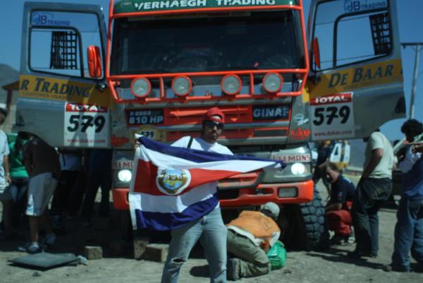 Mi hijo Nestor Veas junto a un camion varado...