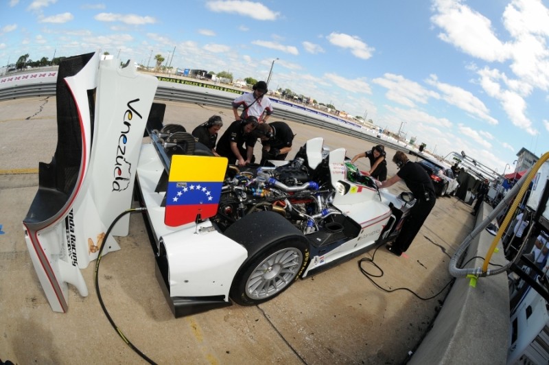 LA MÁQUINA HPD ARX A3b CON BANDERA VENEZOLANA TUVO UN AUSPICIOSO COMIENZO EN SEBRING .jpg