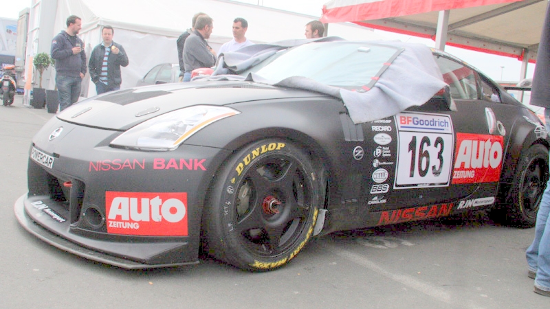 Uno de los 3 Nissan 350 Z. corren en la misma categoria que los Porsche  arriba posteados, 4 pilotos Japonenes a bordo de este monstruo
