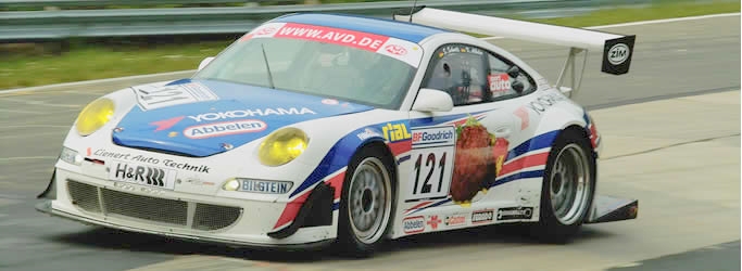 El Frikadilli Porsche, a bordo lleva a una mujer piloto, Sabine Schmidt, ha sido la unica mujer que ha ganado las 24 Horas de Nurburgring
