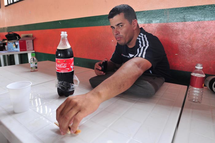 comiendo sobros... y directo de la mesa...!!!