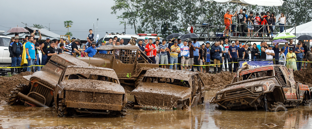 9 autos se quedaron pegados en el primer heat de los 6 cilindros.