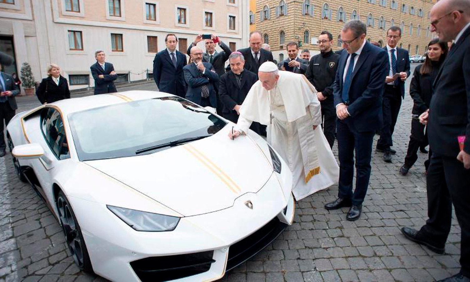 Papa Francisco estrena su nuevo Lamborghini Huracán
