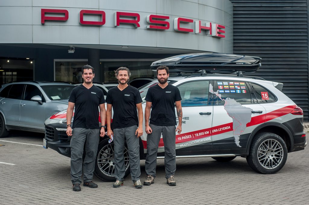 Los miembros de la Expedición Cayenne en el Porsche Center en San José.