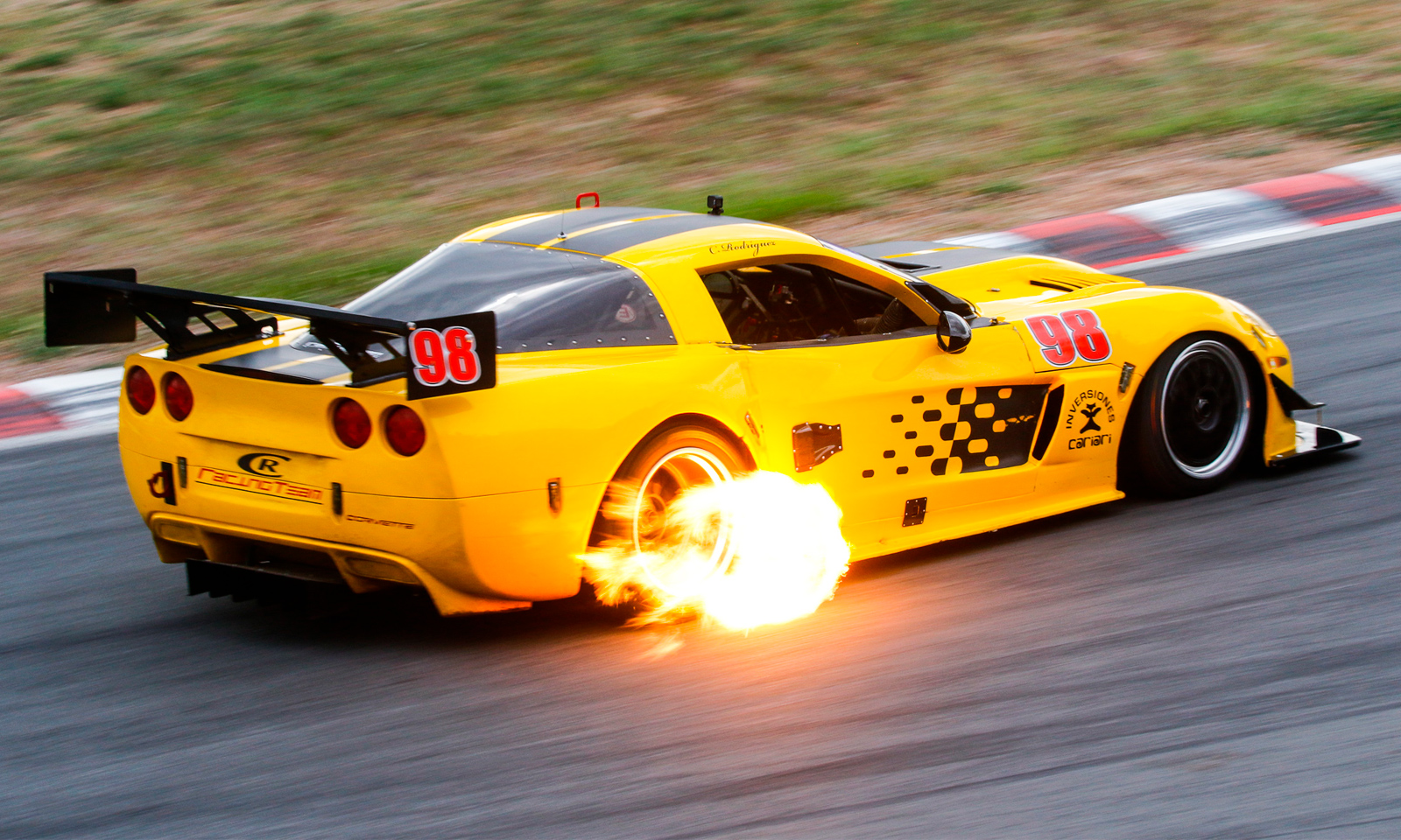 Carlos Rodríguez en su Chevrolet Corvette