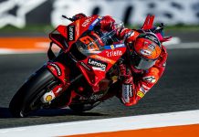Francesco Bagnaia en su Ducati se corona campeón mundial del MOTO GP
