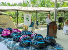 Automóvil Club de Costa Rica dona cascos y rodilleras a colegiales para promover el uso de transportes alternativos